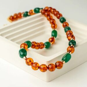 Колье из натуральных камней Янтарь и Изумруд дкл